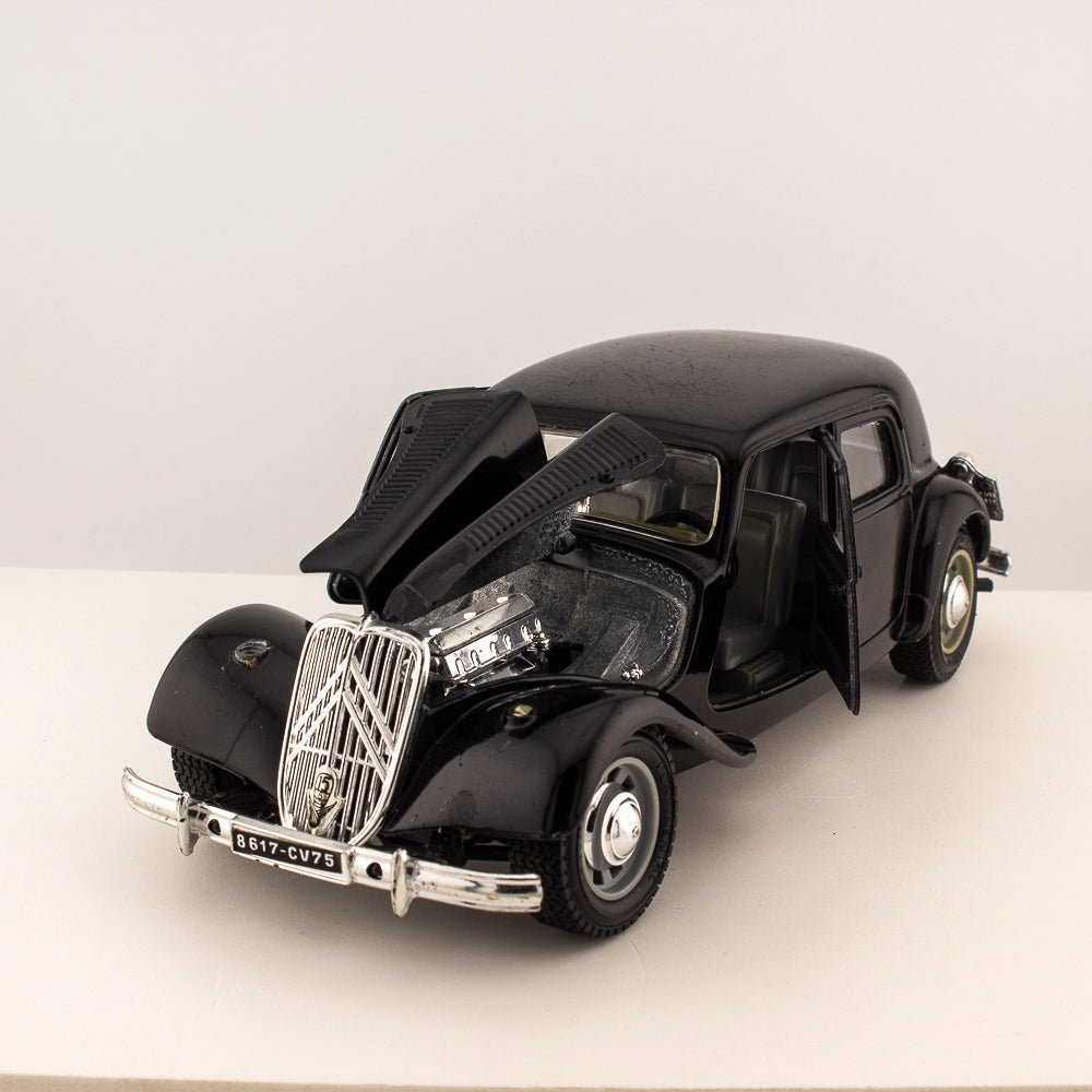 Bburago Citroen T.A. 15 CV, 1:24 Scale Diecast Very Good but Missing Headlights
