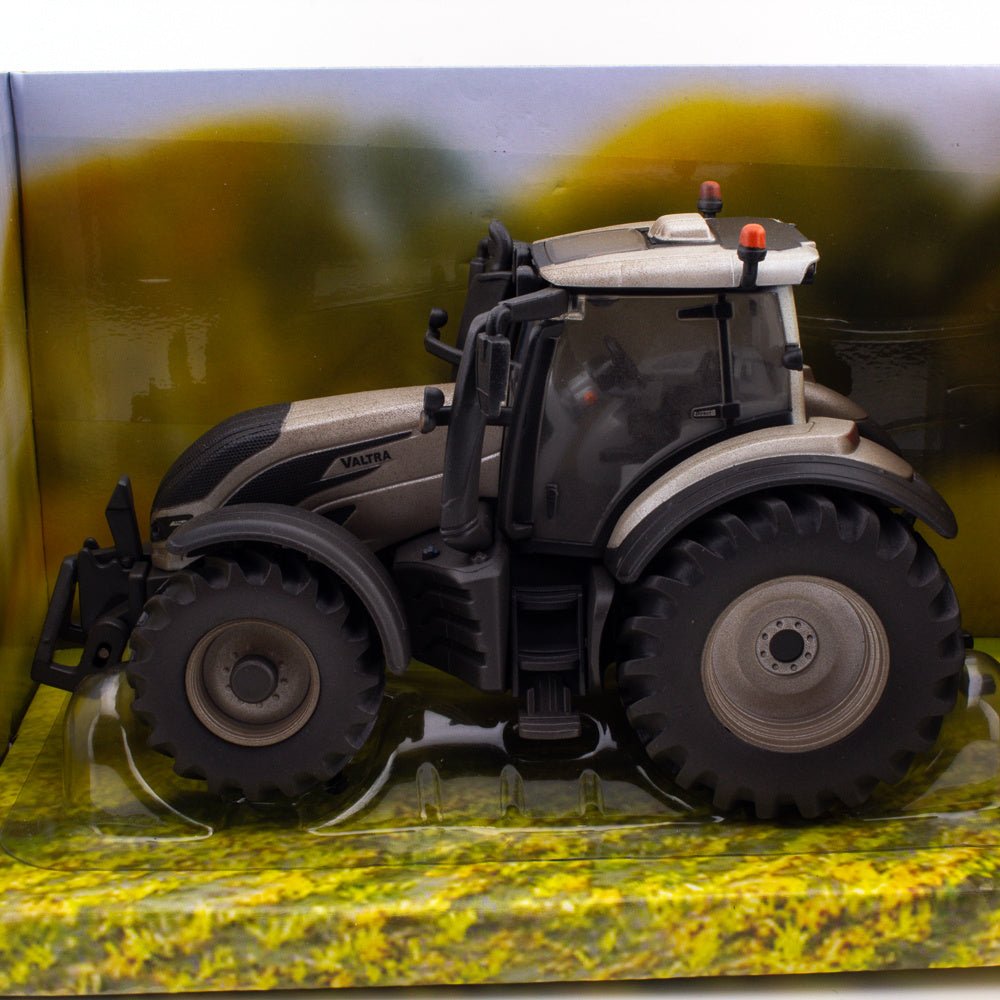 Britains 43215 CODE 3 VALTRA TZ54V Tractor, 1:32 Scale Farm Vehicle Mint & Boxed