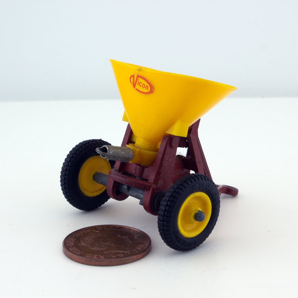 Britains 9538 Vicon Vari - Spreader, 1:32 Scale Farm Implement in Good Condition
