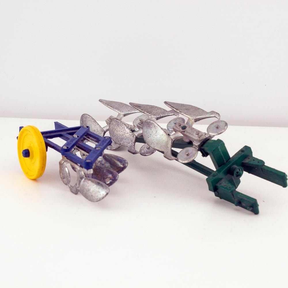 Britains 9546 Ploughs Charrues & Pfluge, 1:32 Scale Farm Implements, Excellent