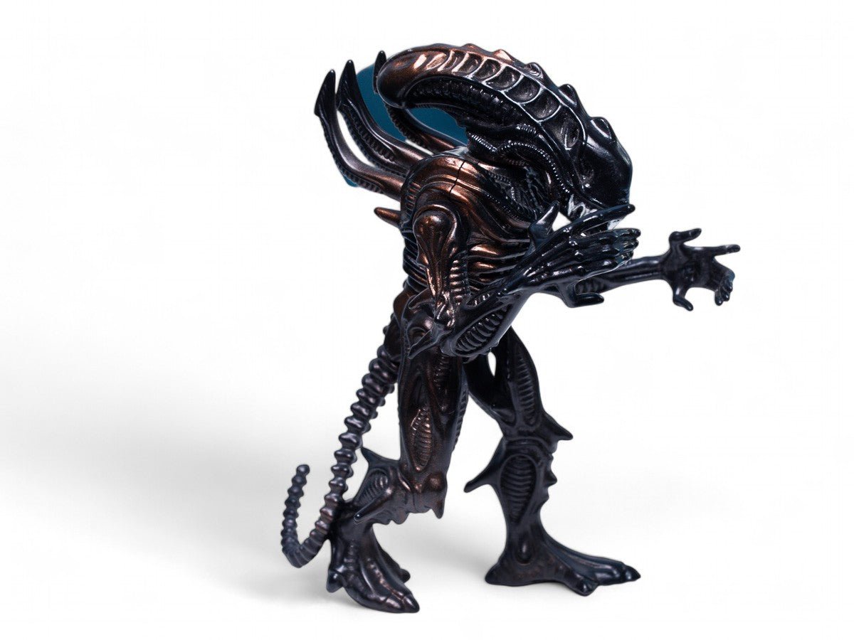 Kenner Aliens 1992 Scorpion Alien with Face Hugger Near Mint Complete Action Figure