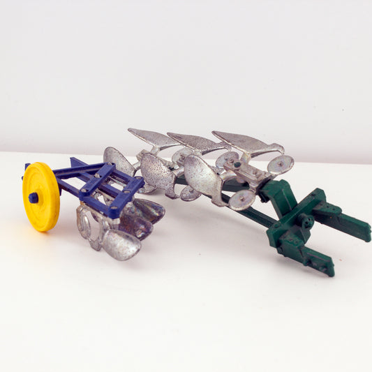 Britains 9546 Ploughs Charrues & Pfluge, 1:32 Scale Farm Implements, Excellent