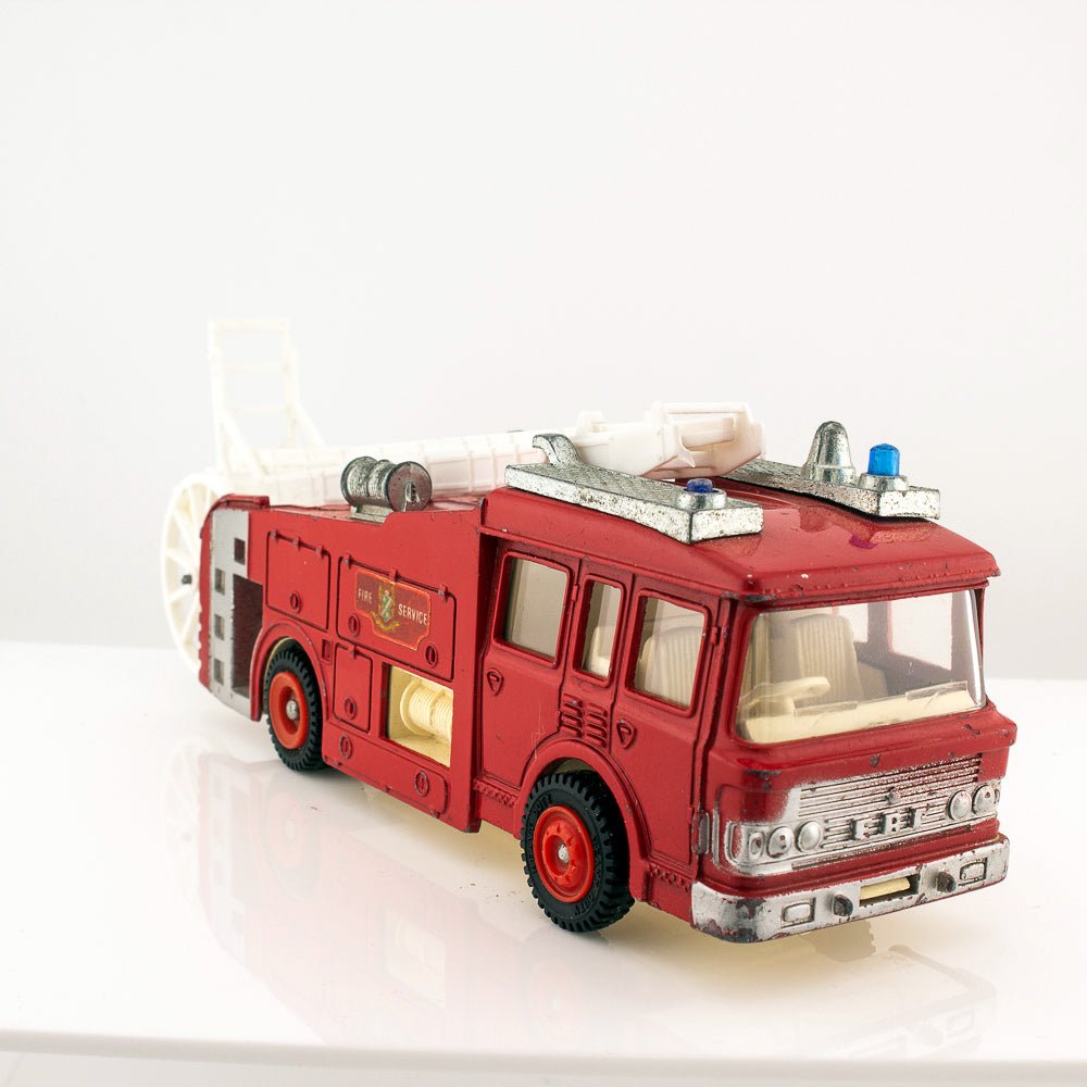 人気新品入荷 Toys Dinky 266 Extendable With Engine Fire Tender Fire ERF ミニカー