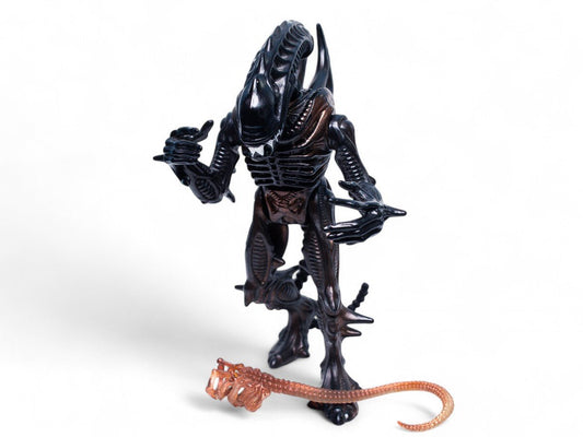 Kenner Aliens 1992 Scorpion Alien with Face Hugger Near Mint Complete Action Figure